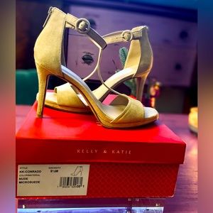 Conradd Kelly & Katie Sandals
